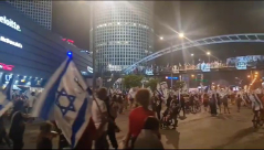 عشرات الآلاف يتظاهرون في تل أبيب واغلاق شارع ايالون